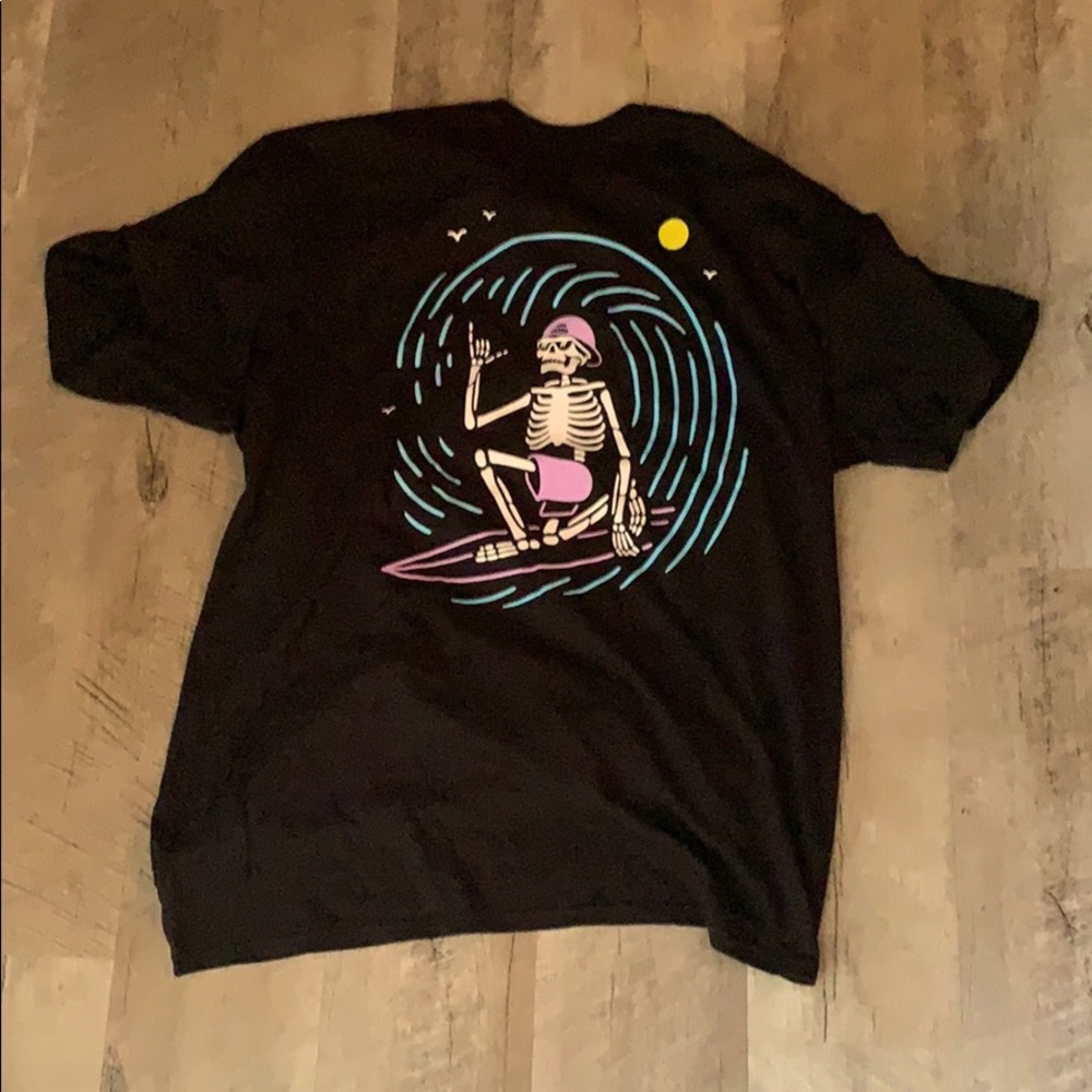 Skeleton surfer black tee